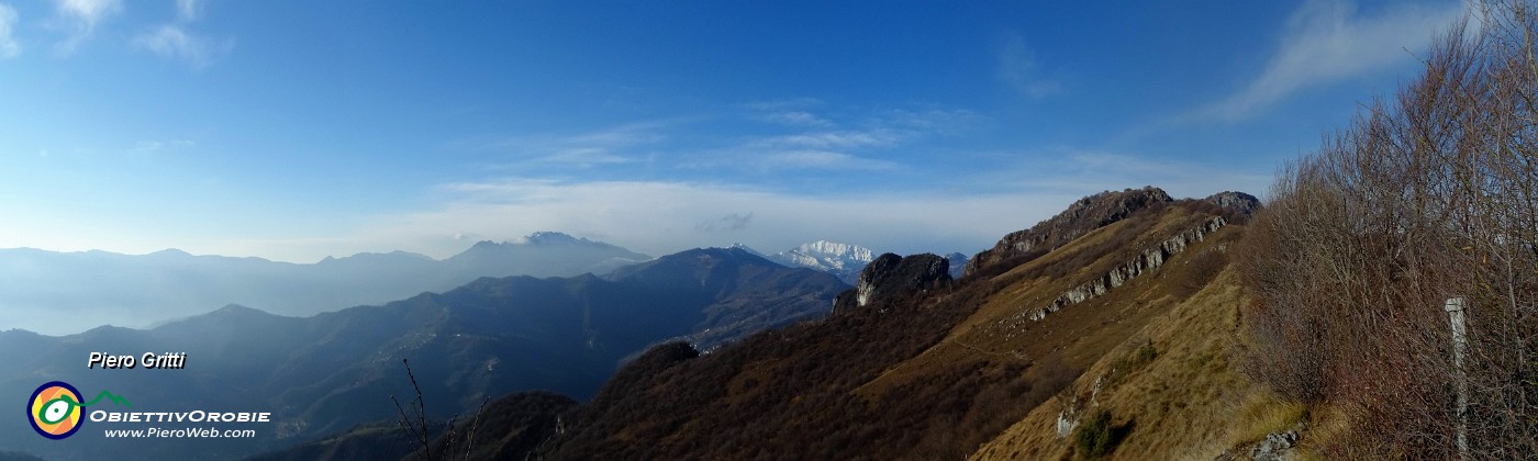 40 In cresta con vista su Val Brembilla ad ovest.jpg